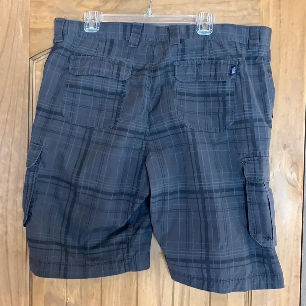North Face gray plaid cargo shorts Size 40